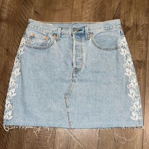 LEVIS DENIM EMBROIDERED SKIRT DECONSTRUCTED BUTTON FLY SIZE 29